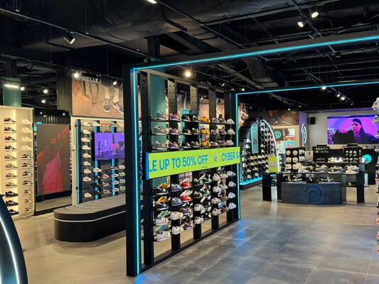 अनुकूलित पिक्सेल पिच एलईडी विंडो डिस्प्ले संकेत एल्यूमीनियम फ्रेम निर्बाध डिजाइन उच्च चमक डिजिटल साइनेज समाधान