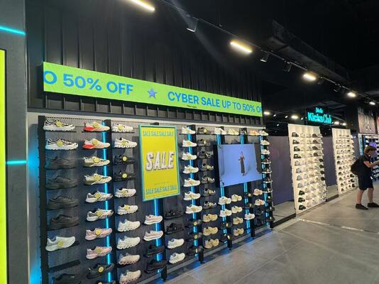 अनुकूलित पिक्सेल पिच एलईडी विंडो डिस्प्ले संकेत एल्यूमीनियम फ्रेम निर्बाध डिजाइन उच्च चमक डिजिटल साइनेज समाधान