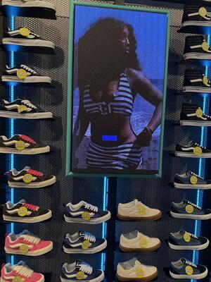 एसएमडी1515 पिक्सेल कॉन्फ़िगरेशन एलईडी स्क्रीन आउटडोर, जो आउटडोर डिजिटल साइनेज और इवेंट्स के लिए उत्कृष्ट 000 घंटे का जीवनकाल प्रदान करता है